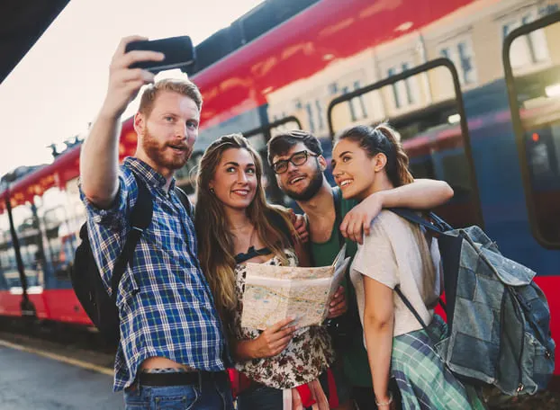 Freunde reisen mit dem Zug