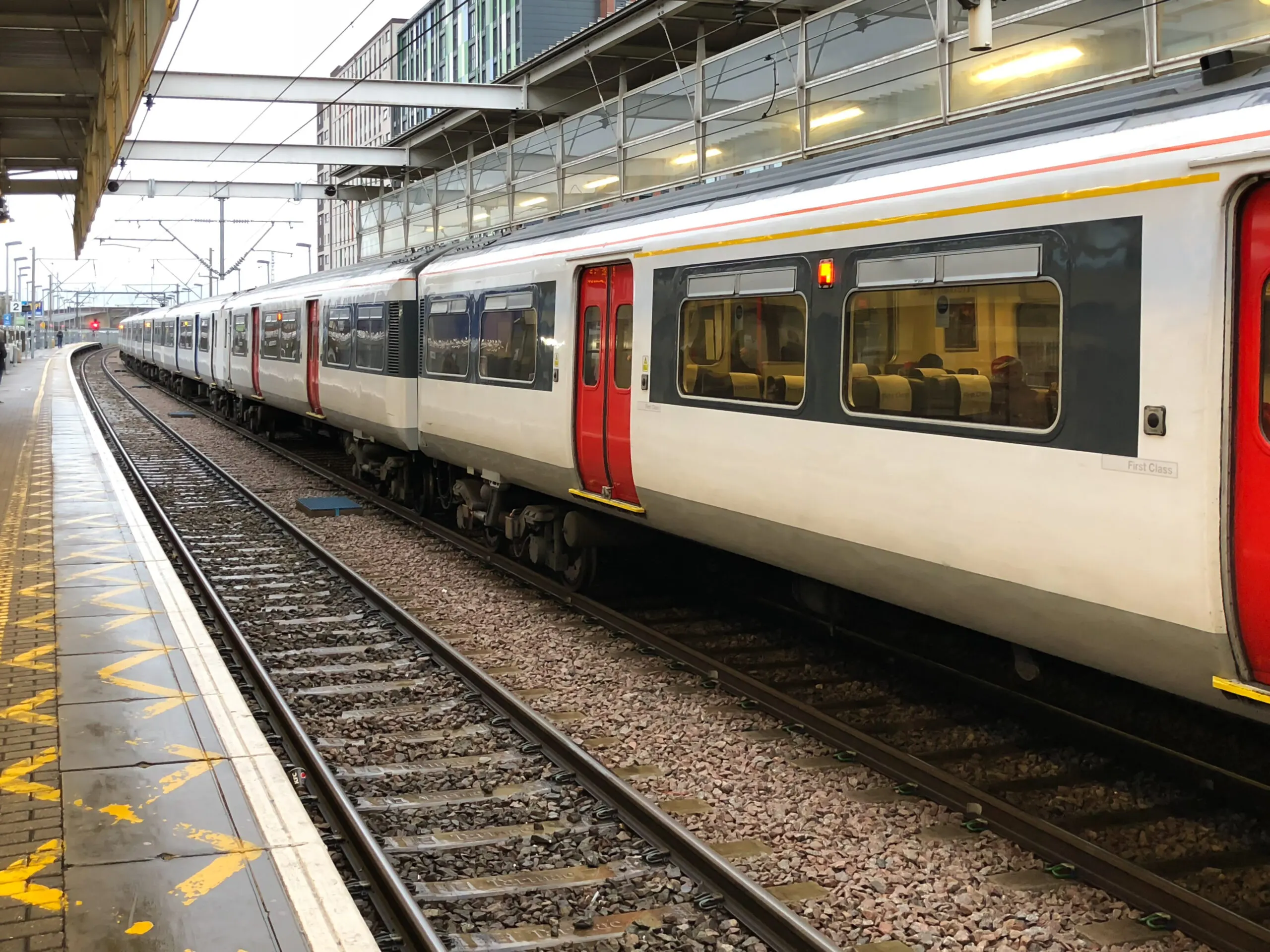 Zug auf dem Bahnhof in London